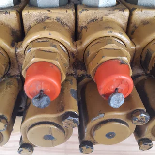 Cat hydraulic control valve 9T-7938  for Cat 428,416,426, 436 TLB.   SEPARATE PARTS CAN BE SOLD!