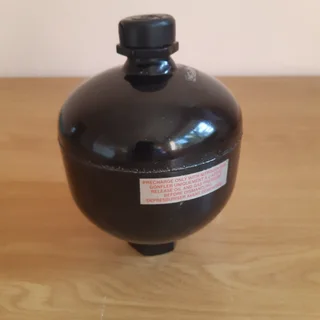 Hydraulic accumulator 0.75 litre. NEW. Made in France by Olaer.