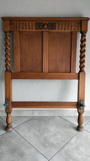 Stunning Wooden singel bed