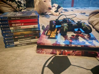 Ps4 console remotes and games