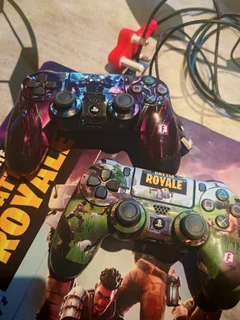 Ps4 console remotes and games