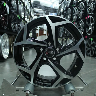 15 - Inch - Polo 8 R Line Style - Black Machined Face