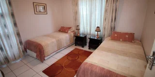 GORGEOUS 8 SLEEPER IN UVONGO OPEN 15 - 26 DECEMBER