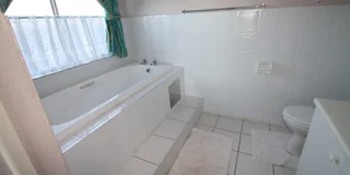 GORGEOUS 8 SLEEPER IN UVONGO OPEN 15 - 26 DECEMBER