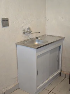 Apartment Available for a single male/female Rental in Solheim/Germiston