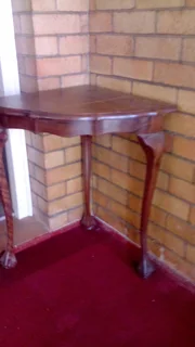 Corner table