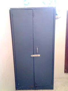 Metal double door cubhurt with latches, lockable