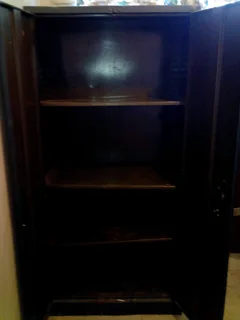 Metal double door cubhurt with latches, lockable