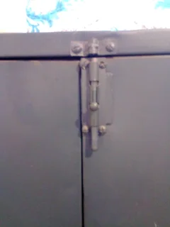 Metal double door cubhurt with latches, lockable