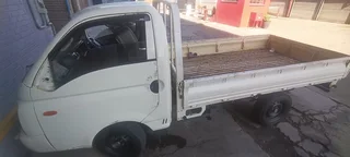 HYUNDAI H-100 STRIPPING FOR SPARES