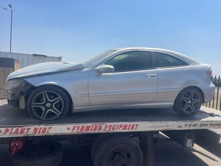 CLC 200 Kompressor Mercedes for stripping for parts, windows, panels, doors, lights.