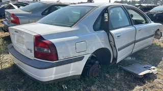 Volvo S80, sedan, manual 1999 for stripping parts, body panels, glass and much more.
