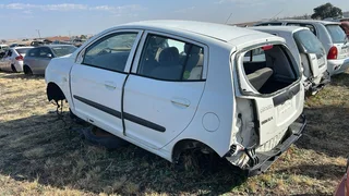Kia Picanto, Hatchback 2003 for stripping spares, body panels, windows and much more.