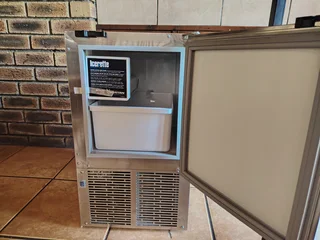 ICE MAKER