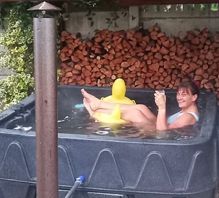 UNWIND AND REJUVENATE UNDER THE UFDAK IN OUR SPACIOUS  LOUNGER WOOD-FIRED HOT TUB.