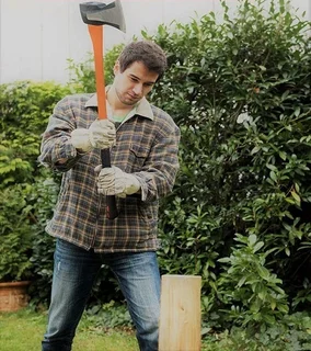 Hoteche 2000g Log Splitting Axe With Fibreglass Handle.