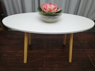 Mini Oval White Top Table – R290