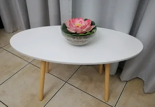 Mini Oval White Top Table – R290