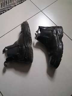 Safety boots