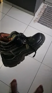 Safety boots