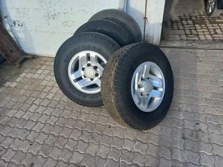 Hilux 2002 4X4  3RZ rims and Tyres