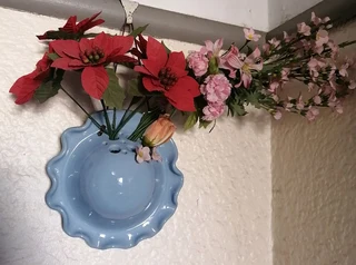 Rare find* Hanging Ruffled Flower Frog