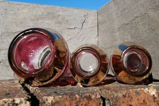 Vtg Cranberry &amp; Gold Guilded Jug &#43; 2 Glassess