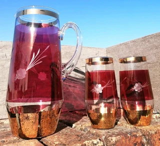 Vtg Cranberry &amp; Gold Guilded Jug &#43; 2 Glassess