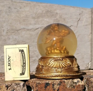 Vtg ❤️ is Blind Snow Globe, Resin - unusual.