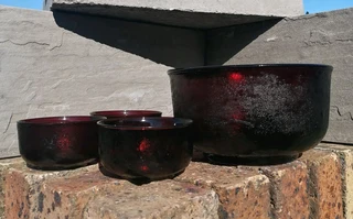 Vtg Arcoroc Sierra Salad Bowl &#43; 3 small bowls Ruby Granite