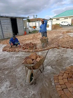 CIRCLE PATTERN OF HALF BRICK PAVING