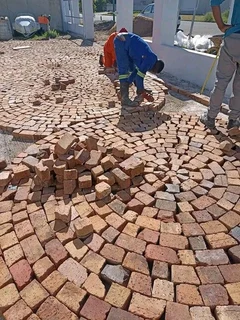 CIRCLE PATTERN OF HALF BRICK PAVING