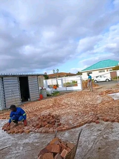 CIRCLE PATTERN OF HALF BRICK PAVING