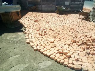 CIRCLE PATTERN OF HALF BRICK PAVING