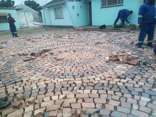 CIRCLE PATTERN OF HALF BRICK PAVING