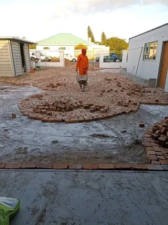 CIRCLE PATTERN OF HALF BRICK PAVING