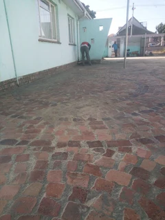 CIRCLE PATTERN OF HALF BRICK PAVING