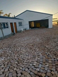 Half Brick Paving with sircle pattern well looked after