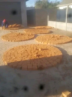 Half Brick Paving with sircle pattern well looked after