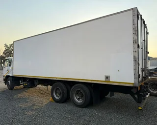 2017 Nissan UD90 6x2 Fridge Body 14TON