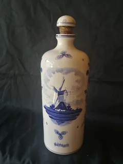 Delft Blue liquor clay bottle with internal musical mechanism