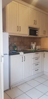 Upmarket Bachelor Flat to Rent in Secure Upmarket Bains Game Lodge