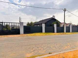 Alone standing corner house available to LET in Fleurhof ext 2