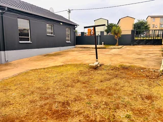 Alone standing corner house available to LET in Fleurhof ext 2