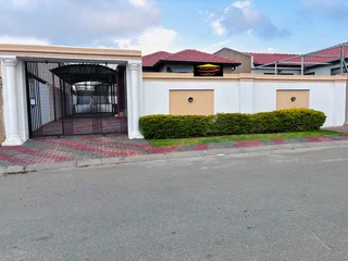 Alone standing 3 bedrooms family home for SALE in Fleurhof ext 24