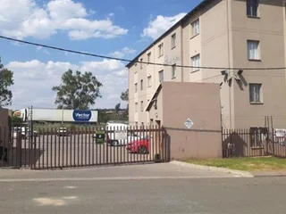 2 bedrooms apartment to LET in Fleurhof Valley complex ext 5