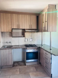 2 bedrooms apartment to LET in Fleurhof Valley complex ext 5