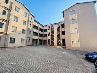 2 bedrooms apartment to LET in Fleurhof Valley complex ext 5