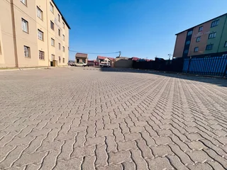 2 bedrooms apartment to LET in Fleurhof Valley complex ext 5