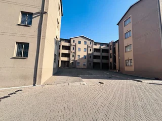 2 bedrooms apartment to LET in Fleurhof Valley complex ext 5